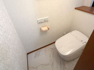 トイレリフォーム タンクレスで清掃性UP！白を基調とした明るい雰囲気のレストルーム